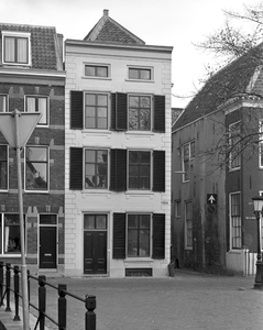 813017 Gezicht op het huis Nieuwegracht 62 te Utrecht, met rechts de ingang van de Schalkwijkstraat.